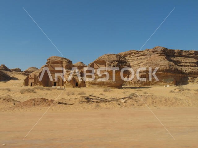 مجموعة من المقابر المنحوتة في الصخر في مدائن صالح، وهو موقع أثري يضم مقابر نبطية في المملكة العربية السعودية.