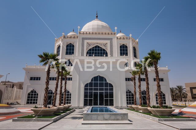 يُعد مكتب عبد الناصر عبد الرحمن السحيباني وشركائه للمحاماة مثالاً على العمارة العربية الفخمة في الرياض.