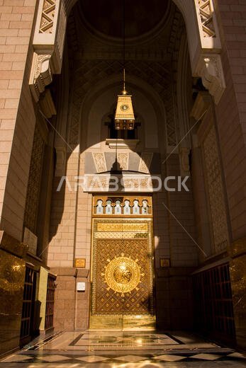 المدينة المنورة، المملكة العربية السعودية - أغسطس 2019: حجاج مسلمون يزورون المسجد النبوي الشريف، وهو وجهة رائعة تتميز بهندسة معمارية مميزة.