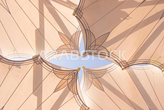 المدينة المنورة، المملكة العربية السعودية - أغسطس 2019: حجاج مسلمون يزورون المسجد النبوي الشريف، وهو وجهة رائعة تتميز بهندسة معمارية مميزة.