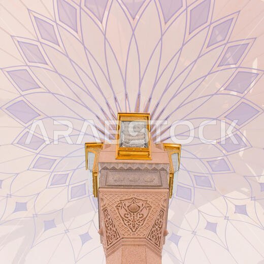 المدينة المنورة، المملكة العربية السعودية - أغسطس 2019: حجاج مسلمون يزورون المسجد النبوي الشريف، وهو وجهة رائعة تتميز بهندسة معمارية مميزة.