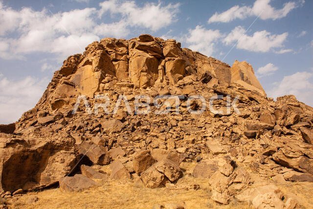 صخرة الكتابة على الجدران، والمعروفة أيضاً باسم قرية العصبة أو نقوش مسيقيرة الصخرية، منطقة الرياض، المملكة العربية السعودية