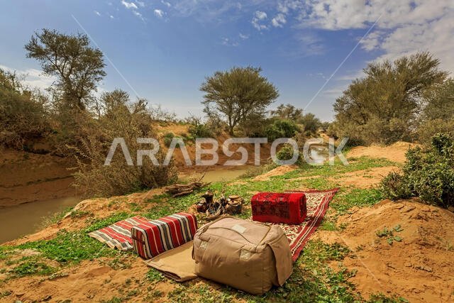 مخيم صحراوي على ضفاف نهر، الرياض، المملكة العربية السعودية