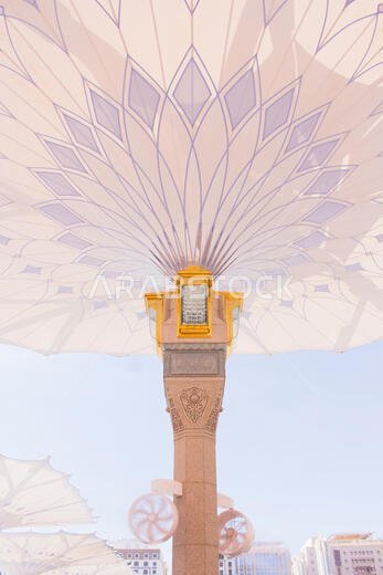 المدينة المنورة، المملكة العربية السعودية - أغسطس 2019: حجاج مسلمون يزورون المسجد النبوي الشريف، وهو وجهة رائعة تتميز بهندسة معمارية مميزة.