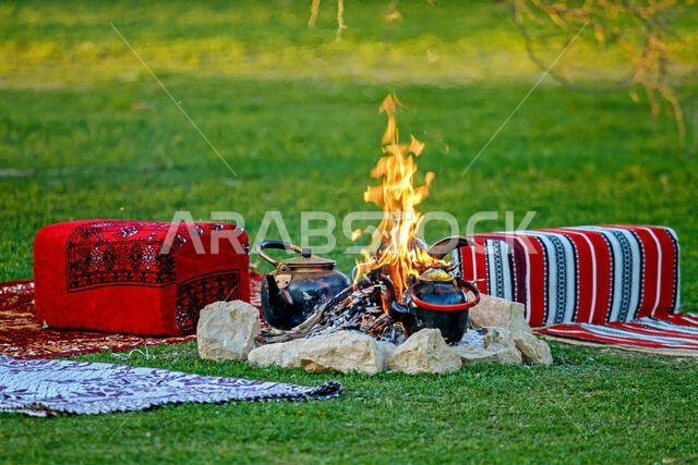 صورة مقرّبة لأباريق على نار مخيم في الصحراء، المملكة العربية السعودية