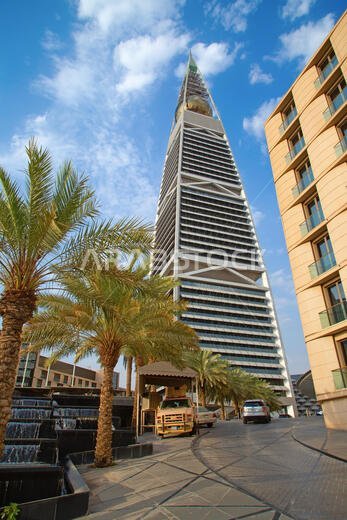الرياض - ٢٢ أغسطس: ضوء غروب الشمس على واجهة برج الفيصلية في ٢٢ أغسطس ٢٠١٦ في الرياض، المملكة العربية السعودية. أبراج الفيصلية فندق فاخر و...