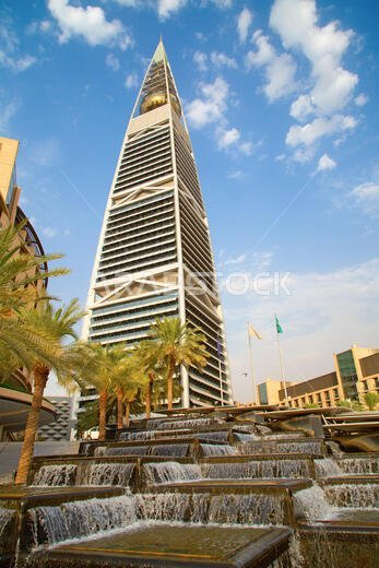 الرياض - ٢٢ أغسطس: ضوء غروب الشمس على واجهة برج الفيصلية في ٢٢ أغسطس ٢٠١٦ في الرياض، المملكة العربية السعودية. أبراج الفيصلية فندق فاخر و...
