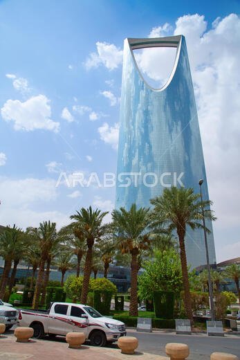 الرياض - ٢٢ أغسطس: ضوء غروب الشمس على واجهة برج الفيصلية في ٢٢ أغسطس ٢٠١٦ في الرياض، المملكة العربية السعودية. أبراج الفيصلية فندق فاخر و...