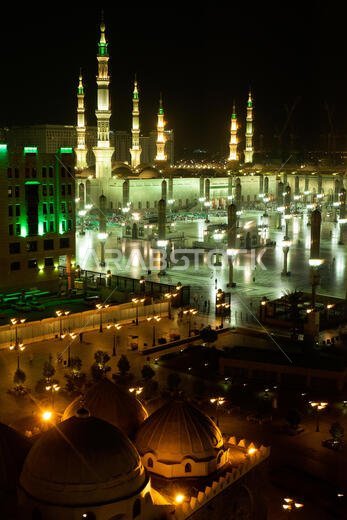 منظر ليلي للمسجد النبوي الجميل في قلب المدينة المنورة، المملكة العربية السعودية