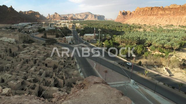 بقايا مدينة العلا القديمة وبستان النخيل التابع لها بالقرب من مدائن صالح في المملكة العربية السعودية (KSA)