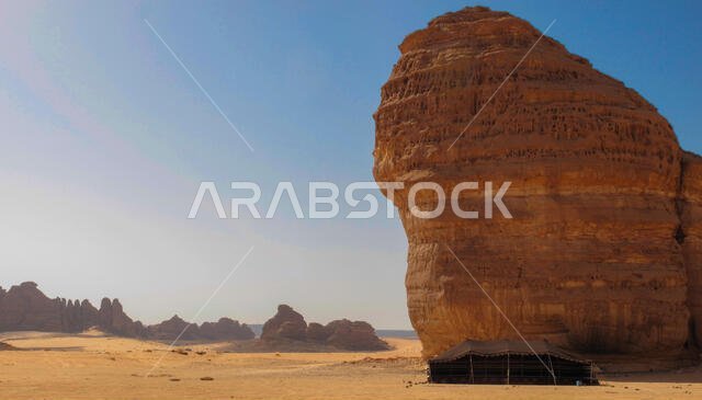 خيمة بدوية بجوار صخرة الفيل في العلا، المملكة العربية السعودية (KSA)
