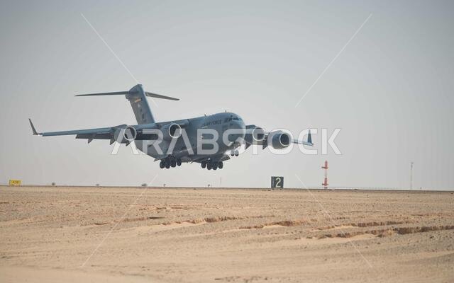 وصلت أول طائرة نقل عسكرية من طراز سي-17 غلوب ماستر 3 إلى قاعدة الأمير سلطان الجوية خلال عملية تمركز الطيارين الأولى في المملكة العربية السعودية، بتاريخ 24 يونيو 2019. وتتعاون الولايات المتحدة مع المملكة العربية السعودية في قاعدة الأمير سلطان الجوية لتعزيز المرونة العملياتية مع الحفاظ على الأمن والاستقرار في المنطقة. (صورة من سلاح الجو الأمريكي، بعدسة الرقيب أول شون كامبل)
