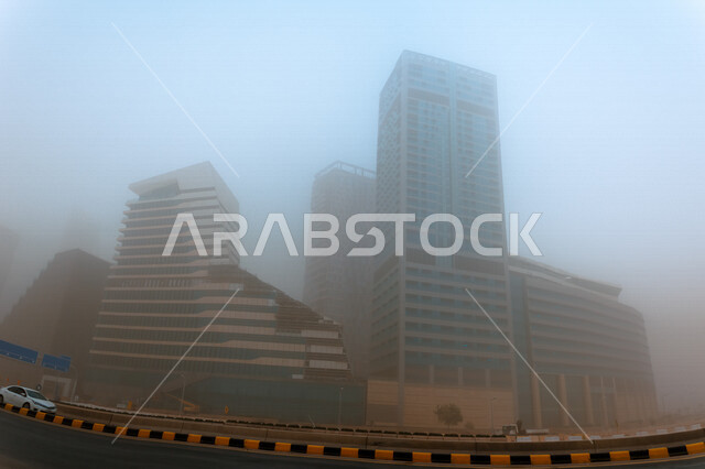 صورة بانوراميا لمركز الملك عبدالله المالي ( كافد ) في الرياض بالمملكة العربية السعودية، ابراج المركز المالي، معالم الرياض المشهورة، الطرق والشوارع، الطقس الضبابي