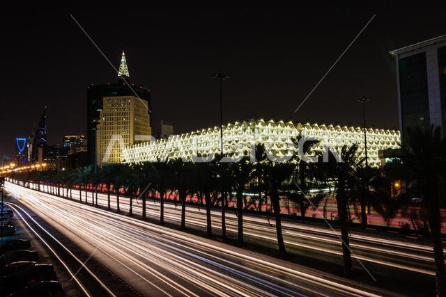 شارع الملك فهد ومكتبة الملك فهد الوطنية ليلاً، الرياض