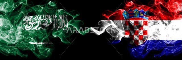 المملكة العربية السعودية ضد كرواتيا، أعلام كرواتية دخانية غامضة موضوعة جنبًا إلى جنب. أعلام دخانية حريرية سميكة الألوان من اللغة العربية والكرواتية.