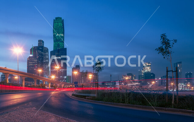 صورة ليلية لمركز الملك عبدالله المالي ( كافد ) في الرياض بالمملكة العربية السعودية، الأبراج وناطحات السحاب، معالم الرياض المشهورة، الطرق والشوارع ليلا، الفن الهندسي المعماري بالسعودية، السياحة في السعودية