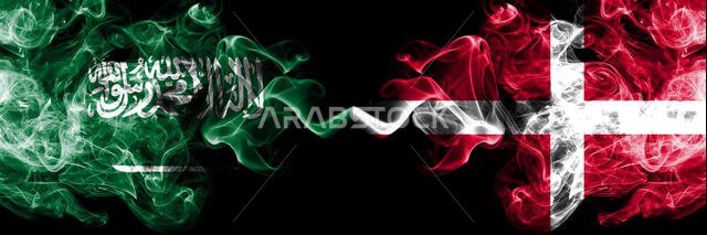 المملكة العربية السعودية ضد الدنمارك، أعلام دنماركية ضبابية متوهجة موضوعة جنبًا إلى جنب. أعلام دخانية حريرية ملونة سميكة من العربية والدنماركية.