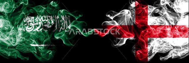 المملكة العربية السعودية ضد إنجلترا، أعلام إنجليزية ضبابية غامضة موضوعة جنبًا إلى جنب. أعلام دخانية حريرية سميكة الألوان لعربي، وعربي، وإنجلتري، إنجلتري
