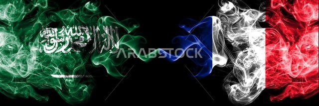 المملكة العربية السعودية ضد فرنسا، أعلام فرنسية ضبابية غامضة موضوعة جنبًا إلى جنب. أعلام دخانية سميكة ملونة حريرية عربية وفرنسية.