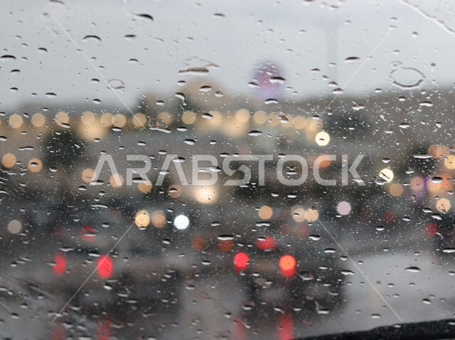صورة مقربة لقطرات المطر على الزجاج الامامي للسيارة، حركة المرور، قطرات المطر، طرق وشوارع السعودية في الشتاء، السياحة في السعودية