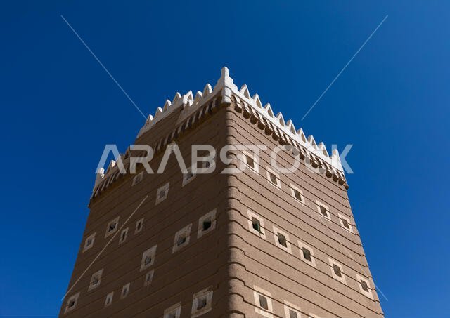 بيت طيني تقليدي قديم يطل على السماء الزرقاء، محافظة نجران، نجران، المملكة العربية السعودية