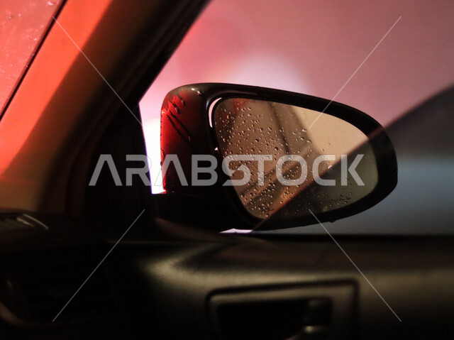 صورة مقربة لقطرات المطر على مرآه السيارة الجانبية، قطرات المطر، مرآة السيارة الجانبية في الشتاء