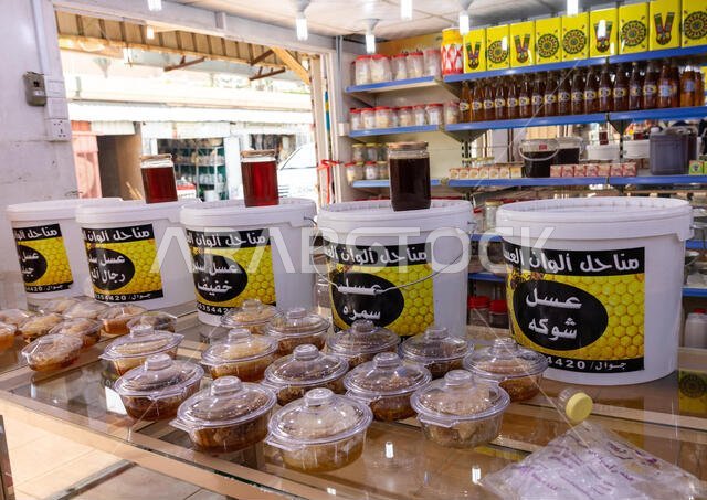عسل وشمع عسل للبيع في محل، منطقة عسير، أبها، المملكة العربية السعودية