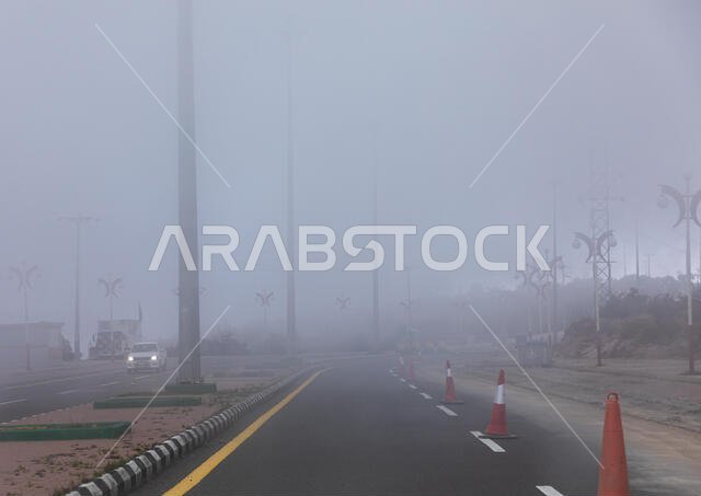 طريق ضبابي في الجبل، منطقة عسير، أبها، المملكة العربية السعودية
