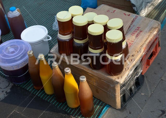 عسل للبيع في سوق بمنطقة عسير، محايل، المملكة العربية السعودية