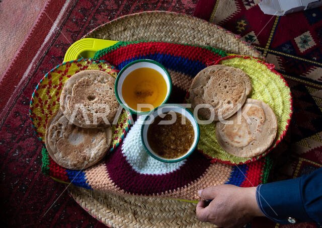 خبز مع السمن والعسل يُقدّم للضيوف في مجلس، منطقة عسير، تنومة، المملكة العربية السعودية