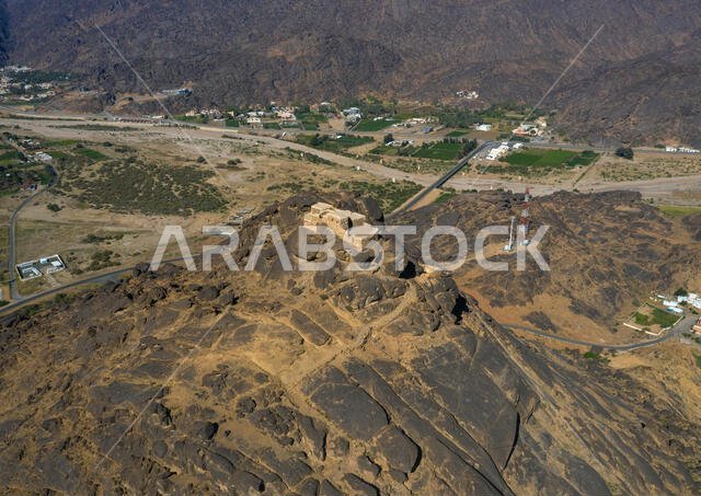 صورة جوية لحصن على تلة صخرية، منطقة نجران، نجران، المملكة العربية السعودية