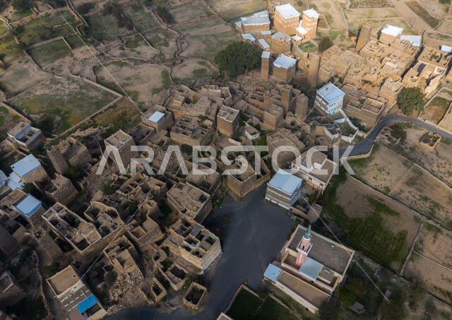 صورة جوية لمنازل مبنية من الحجر والطين ومغطاة بألواح من الأردواز في قرية الخلف، منطقة عسير، سرات عبيدة، المملكة العربية السعودية
