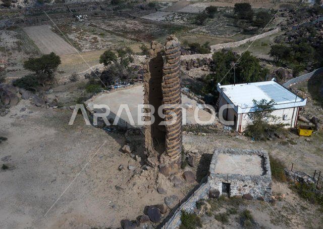 منظر جوي لبرج مراقبة الحجر والطين في قرية الخلف، منطقة عسير، سراة عبيدة، المملكة العربية السعودية