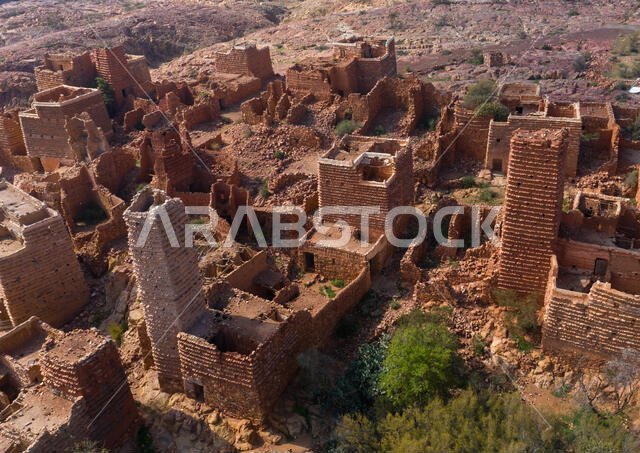 صورة جوية لمنازل مبنية من الحجر الأحمر والطين مع أسقف من الأردواز في قرية بمنطقة عسير، سرات عبيدة، المملكة العربية السعودية