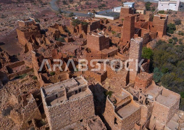 صورة جوية لمنازل مبنية من الحجر الأحمر والطين مع أسقف من الأردواز في قرية بمنطقة عسير، سرات عبيدة، المملكة العربية السعودية
