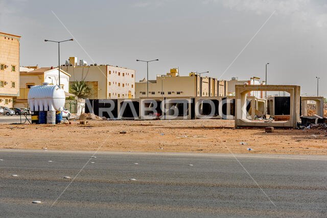 أغلفة خرسانية لأنابيب الصرف الصحي في انتظار استخدامها.