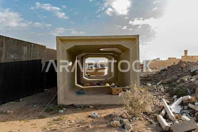 أغلفة خرسانية لأنابيب الصرف الصحي في انتظار استخدامها.