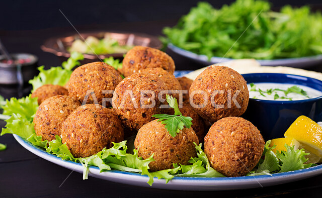 صورة مقربة لطبق من حبات الفلافل اللذيذة ، المطاعم العربية، مطاعم للمأكولات العربية الشرقية، وجبات الطعام الشهية، طبق افطار شهي، حبات الفلافل، المطاعم العربية