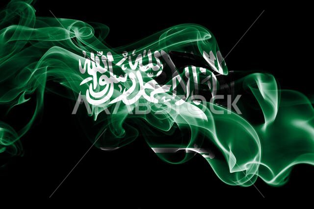 علم المملكة العربية السعودية مصنوع من دخان ملون، معزول على خلفية سوداء. خلفية موجة حريرية مجردة.
