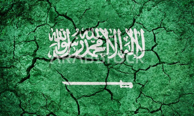 علم المملكة العربية السعودية على خلفية نسيج أرضي جاف