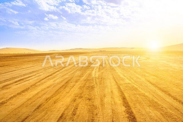 مناظر صحراوية خلابة، كثبان رملية عند غروب الشمس بالقرب من قطر والمملكة العربية السعودية. خور العديد، الخليج العربي، الشرق الأوسط. مفهوم السفر الاستكشافي والمغامراتي
