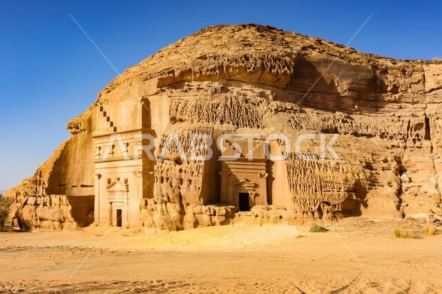 المقابر النبطية المنحوتة في الصخر في مدائن سلا، وهو موقع تراث عالمي لليونسكو في المملكة العربية السعودية.