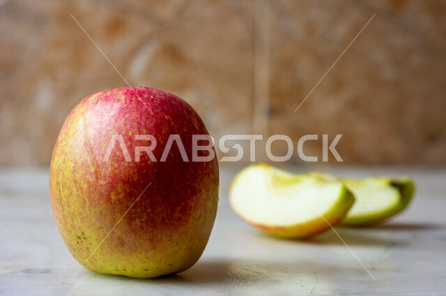 صورة مقربة لفاكهة التفاح مصورة على خلفية من الرخام الأبيض ، الفواكه الطازجة ، فطور صحي ، حمية غذائية مفيدة ، فاكهة التفاح اللذيذة والصحية ، فاكهة صيفية 