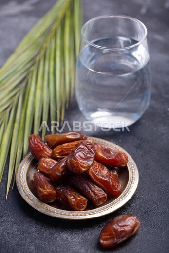 يُعدّ التمر من الأطعمة التقليدية التي تُقدّم على الإفطار في العالم الإسلامي. خلفية داكنة