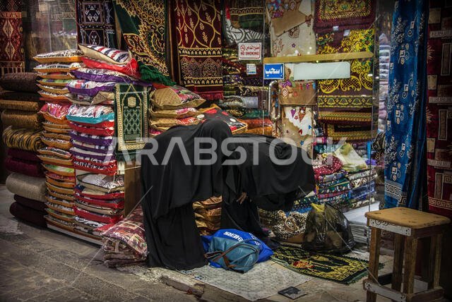 امرأتان ترتديان السواد تصليان في الحي التاريخي بالبلد بجدة، المملكة العربية السعودية
