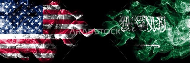 الولايات المتحدة الأمريكية ضد السعودية، أعلام عربية ضبابية غامضة موضوعة جنبًا إلى جنب. أعلام دخانية حريرية سميكة الألوان لأمريكا والسعودية.