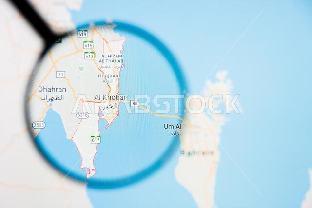 مدينة الخبر في المملكة العربية السعودية - تصور توضيحي على الشاشة من خلال عدسة مكبرة مدينة الخبر في المملكة العربية السعودية - تصور توضيحي على الشاشة من خلال عدسة مكبرة