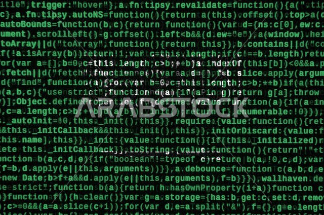 يظهر علم المملكة العربية السعودية على الشاشة مع رمز البرنامج. مفهوم التكنولوجيا الحديثة وتطوير المواقع.