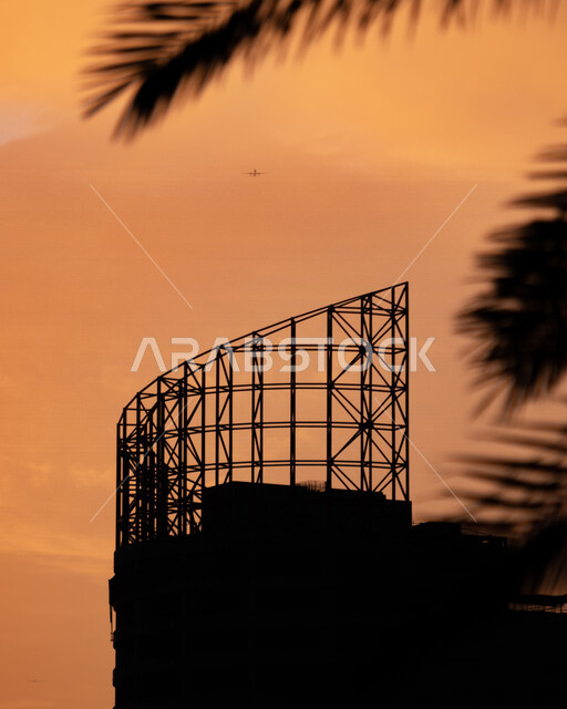 صورة ظلية لجسر حديدي اثناء غروب الشمس، اشجار النخيل، الطبيعة في المملكة العربية السعودية، السياحة في السعودية