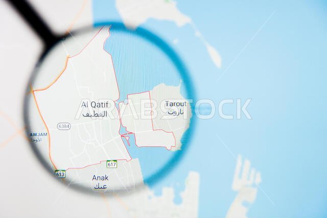 مفهوم توضيحي لمدينة القطيف في المملكة العربية السعودية على الشاشة من خلال عدسة مكبرة مفهوم توضيحي لمدينة القطيف في المملكة العربية السعودية على الشاشة من خلال عدسة مكبرة